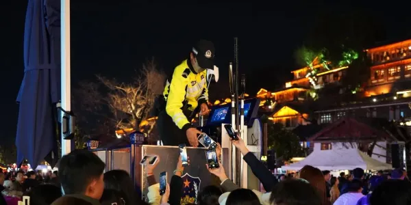 “警察同志，帮我们拍张照！”丽江古城这个执勤岗，成了春节最暖“打卡点”