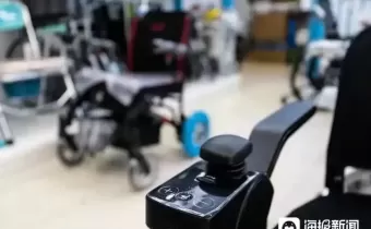不敢在家充、怕起火：电动轮椅的安全“雷区”，谁在管？
