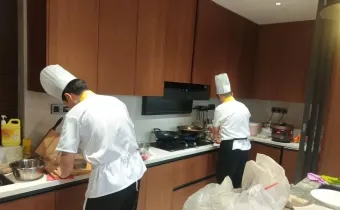 怕被AI取代？春节私厨、宠托、保洁火爆，恰恰证明了“人”的价值