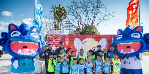 传球、射门、欢笑！中济海公园的足球场上，这群孩子用奔跑“踢”出新春最强音