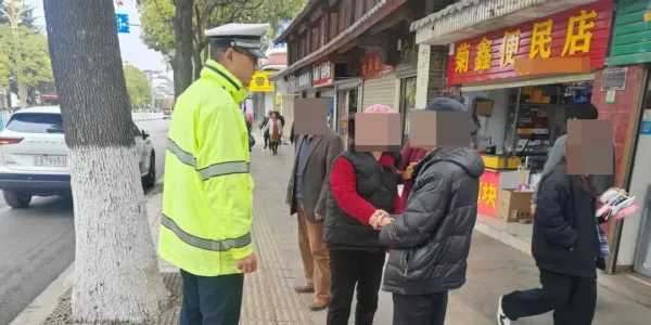 揪心！七旬老人不慎走失，暖心交警接力寻亲终团圆