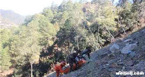 丽宁公路沙力隧道附近面包车侧翻 5人被困致1人死亡.jpg