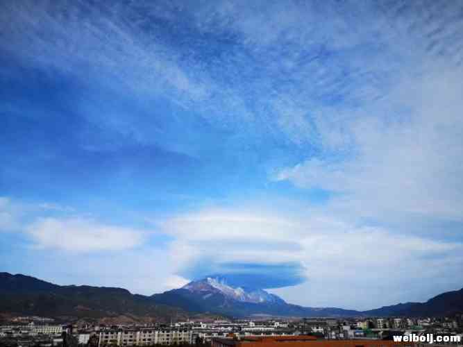 不一样的style “子母UFO” 飞碟云现身丽江玉龙雪山之巅