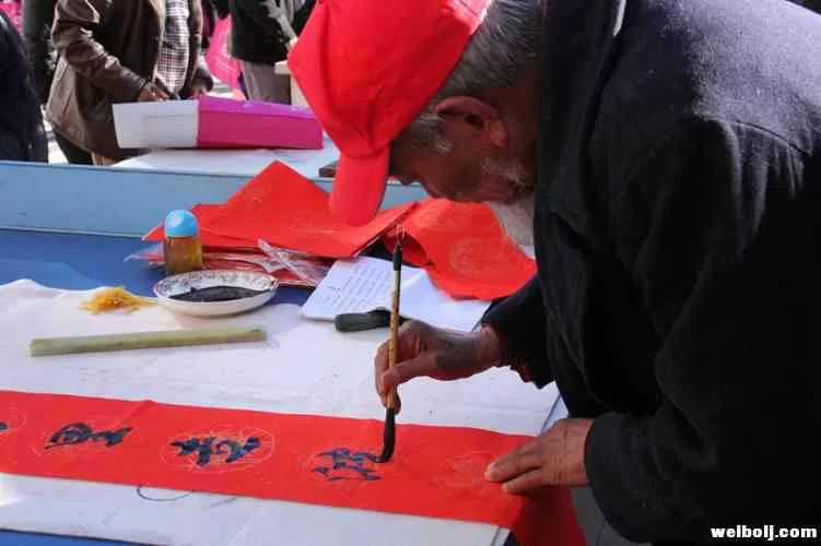 丽江书法家现场挥毫，大研街道数百名群众排队领春联！