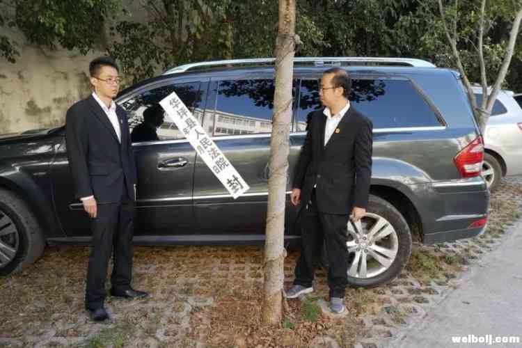 华坪一老赖隐瞒“大奔”下落，被眼尖法官逛街时认出