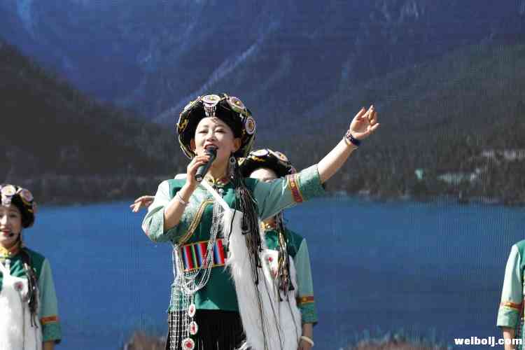 情暖灾区，玉龙县11&#8226;03抗洪救灾慰问演出在巨甸举行