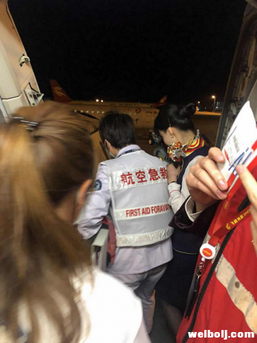 西安飞丽江的飞机上一女童突然昏迷，市医院女医生挺身而出