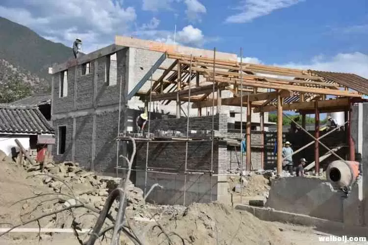 市长郑艺到玉龙县巨甸镇检查指导灾后恢复重建