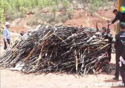 宁蒗县公安局集中销毁1975支非法枪支 (3).jpg