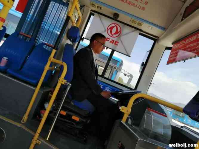 乘客将装有5千元的包落在公交上 16路司机晚上12点送回失主 (1).jpg