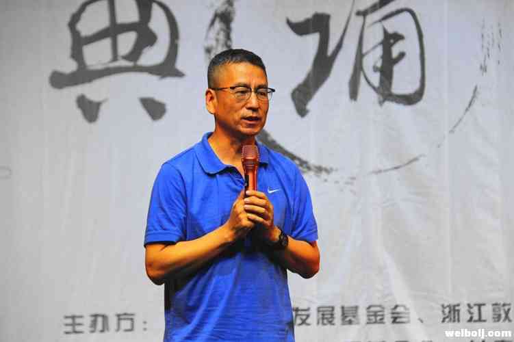 昨天，白岩松现身丽江与孩子们欢度六一！