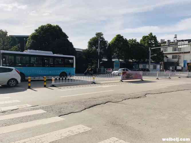 马路栏杆太高翻不过去？别翻了！这里增设了条斑马线！