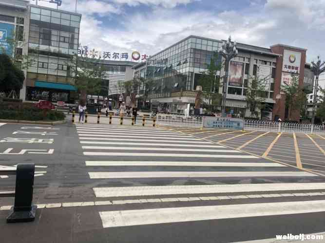 马路栏杆太高翻不过去？别翻了！这里增设了条斑马线！