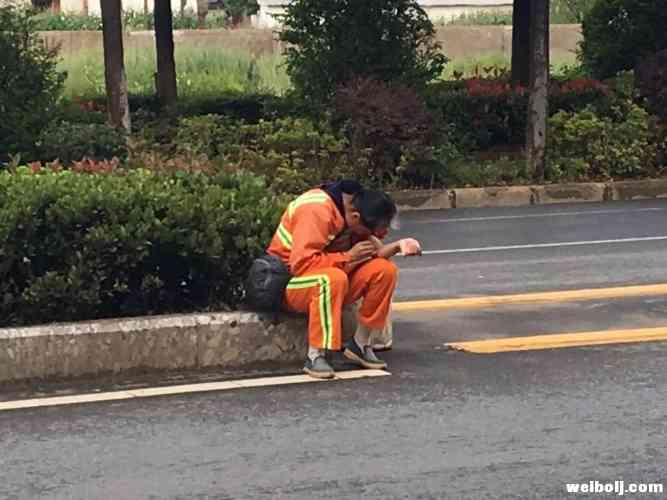 创文进行时，丽江环卫工人可免费吃饭、理发，为啥没人去？