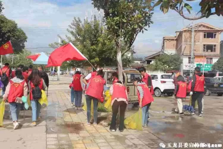 激昂青春！玉龙这群“红马甲”深入社区沟渠、公路清理垃圾