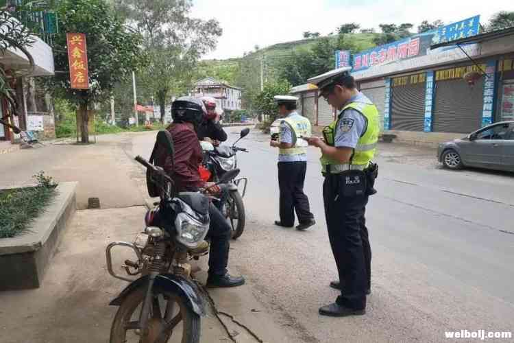 永胜交警全力开展道路交通违法行为查处整治行动