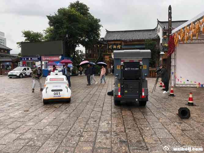 太萌啦！5G无人巡逻车、无人扫路车亮相丽江古城引围观，快来开眼！