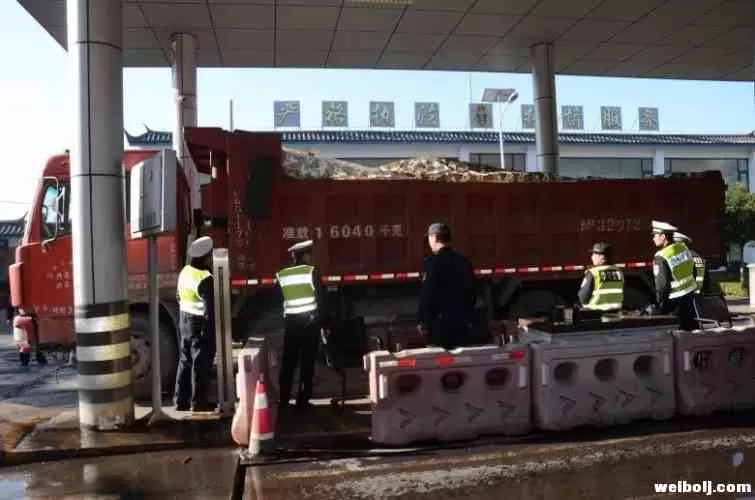 华坪警方联合省公路局超限检测，严厉整治超载大货车