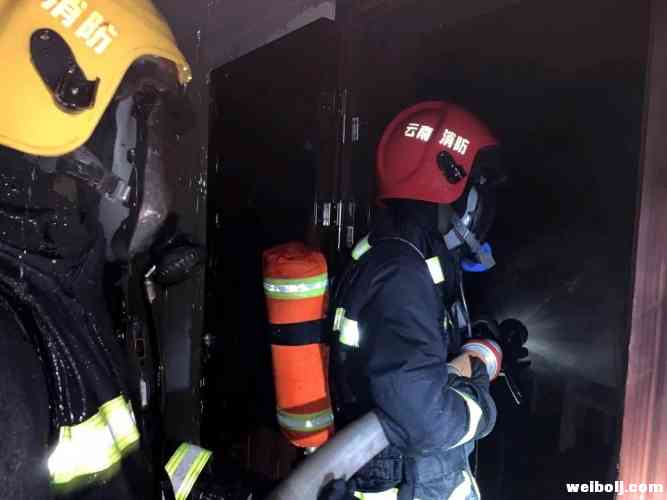 信合大厦17楼高层发生火灾 华坪消防40分钟扑灭 (1).jpg