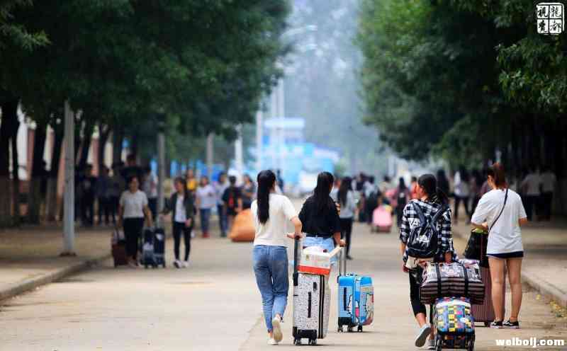 不是开学都高兴 丽江旅院的同学就认为来回折腾上一个月课不值得 (1).jpg