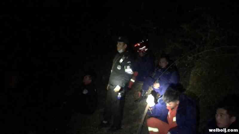 19岁小伙任性攀爬玉龙雪山晚上被困蚂蟥坝17名工作人员连夜搜救 (2).jpg