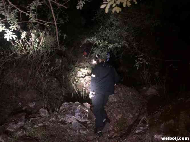 19岁小伙任性攀爬玉龙雪山晚上被困蚂蟥坝17名工作人员连夜搜救 (4).jpg