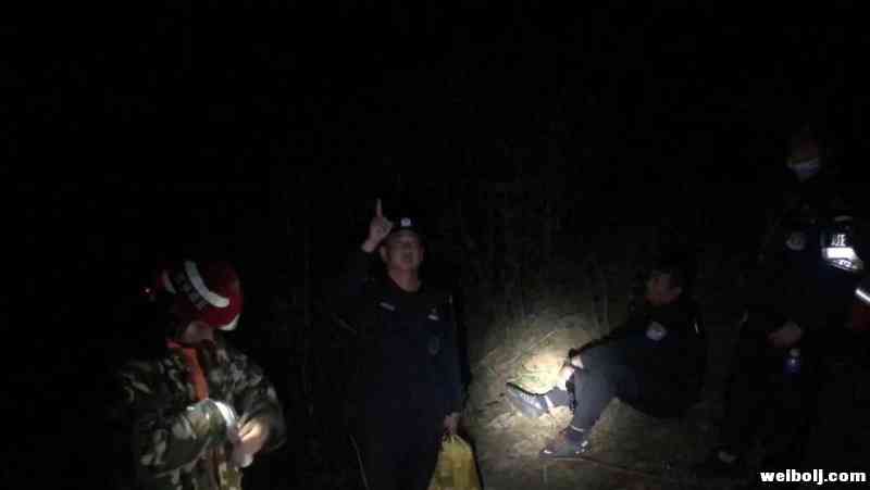 19岁小伙任性攀爬玉龙雪山晚上被困蚂蟥坝17名工作人员连夜搜救 (5).jpg