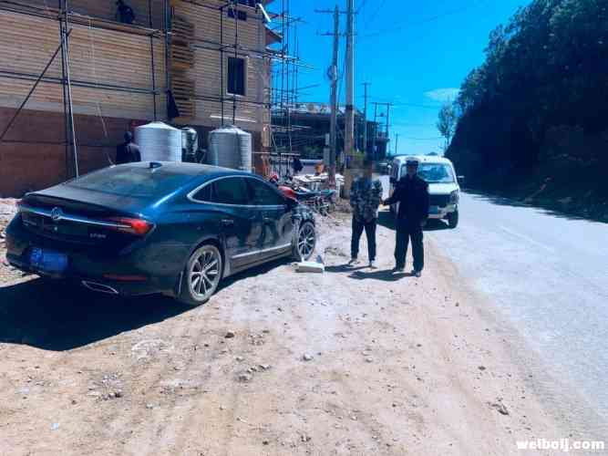 车停在路边空地却被撞出大坑 泸沽湖的这起肇事因为无证驾驶 (1).jpg