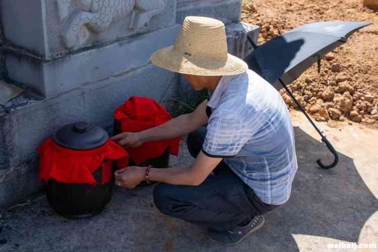 一位正在搬迁坟墓的老党员  对于殡葬改革他这样说 (1).jpg
