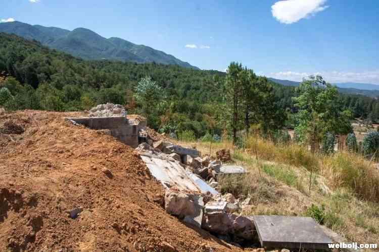 一位正在搬迁坟墓的老党员  对于殡葬改革他这样说 (3).jpg