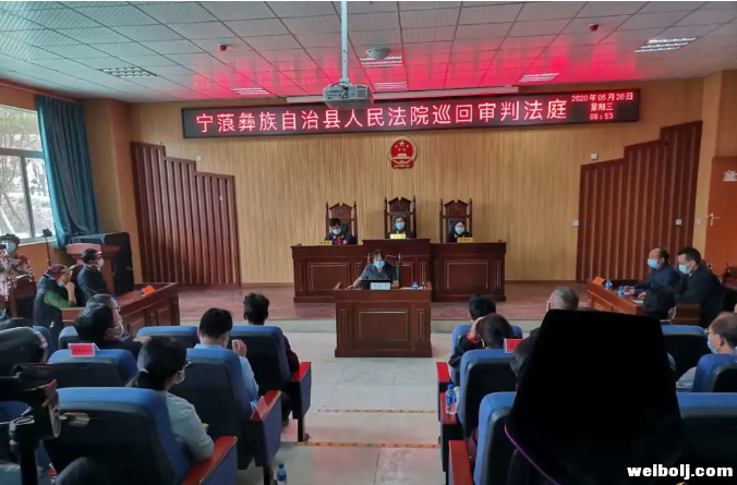“官告民”宁蒗两家长坐上被告席 (1).png