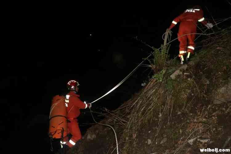 6村民挖虫草遇悬崖雪垮塌 消防队深夜紧急救援 (3).jpg