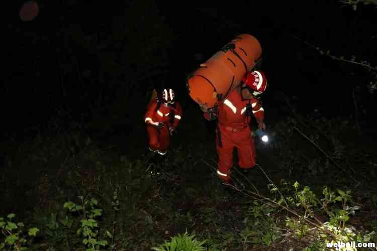 6村民挖虫草遇悬崖雪垮塌 消防队深夜紧急救援 (2).jpg