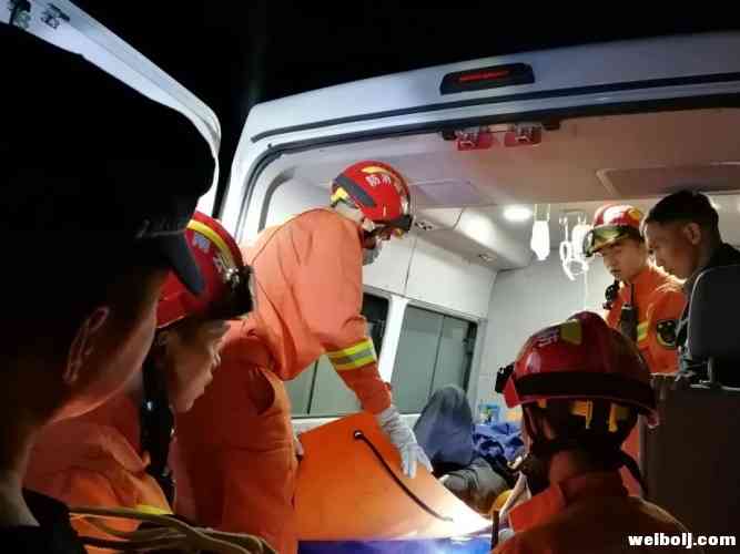 6村民挖虫草遇悬崖雪垮塌 消防队深夜紧急救援 (1).jpg