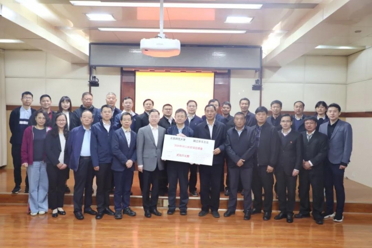 北师大与玉龙县正式签约对口扶贫 (2).jpg