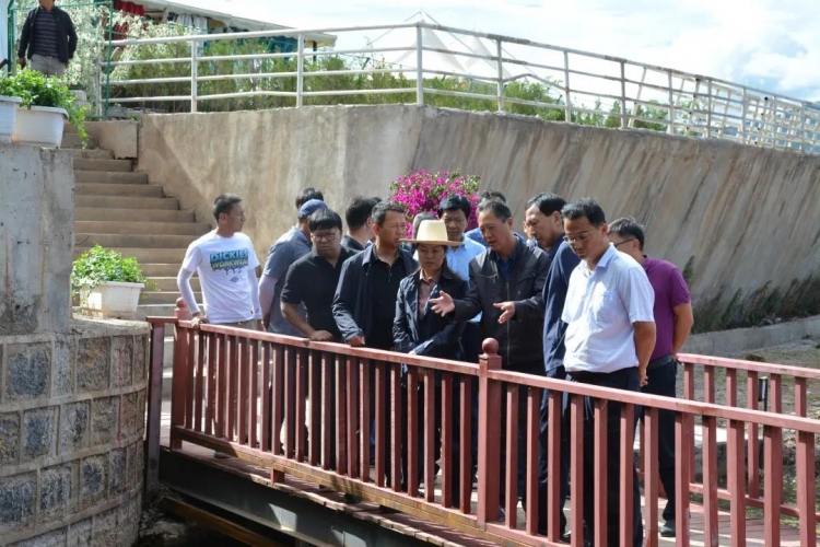 何玉兰到拉市海巡湖：努力把拉市海打造成丽江“最美后花园” (3).jpg