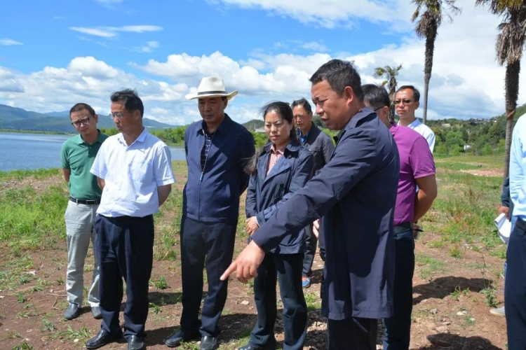 何玉兰到拉市海巡湖：努力把拉市海打造成丽江“最美后花园” (2).jpg