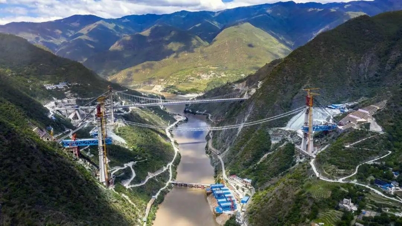 央视新闻 人民日报齐为丽香铁路金沙江特大桥点赞 (1).jpg