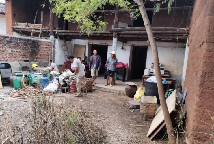 夫妻缘尽起矛盾  华坪法院40度高温下执行工作8小时来分家 (2).jpg