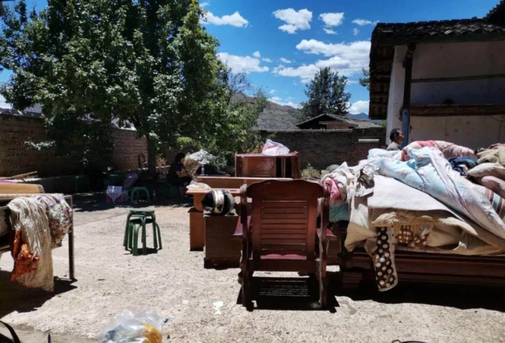 夫妻缘尽起矛盾  华坪法院40度高温下执行工作8小时来分家 (3).jpg