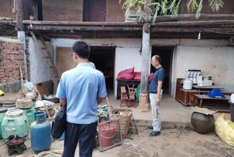 夫妻缘尽起矛盾  华坪法院40度高温下执行工作8小时来分家 (4).jpg