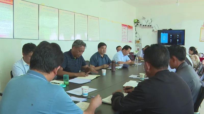 余丽军督导华坪县中心镇脱贫攻坚自检自查自改“回头看”工作 (4).jpg