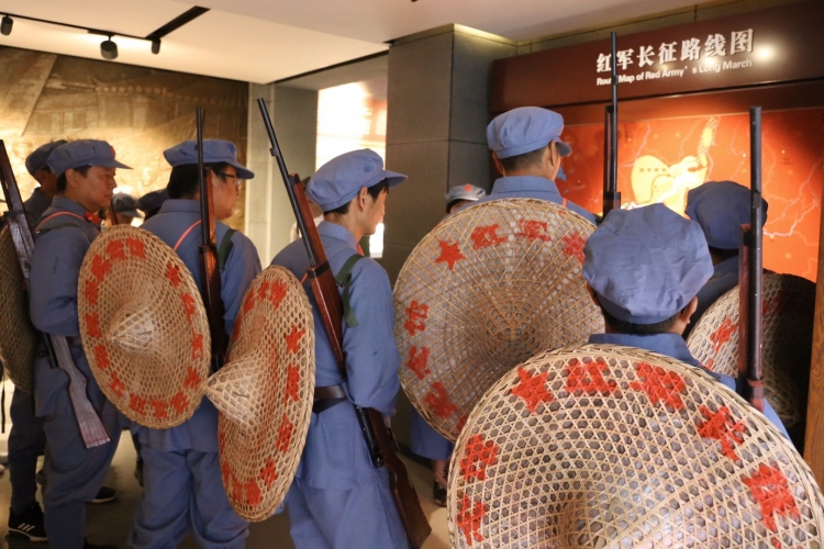 穿一次红军服，唱一首红军歌，丽江古城保护管理局党工委组织党员重走红军长征路 (3).jpg