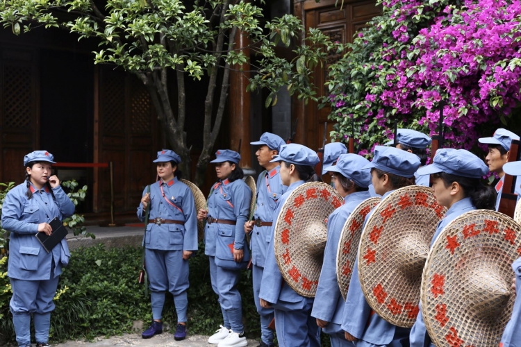 穿一次红军服，唱一首红军歌，丽江古城保护管理局党工委组织党员重走红军长征路 (4).jpg