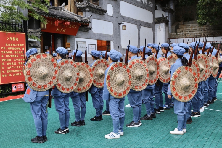 穿一次红军服，唱一首红军歌，丽江古城保护管理局党工委组织党员重走红军长征路 (7).jpg