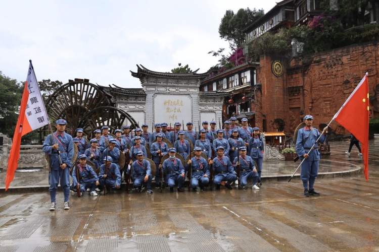 穿一次红军服，唱一首红军歌，丽江古城保护管理局党工委组织党员重走红军长征路 (8).jpg