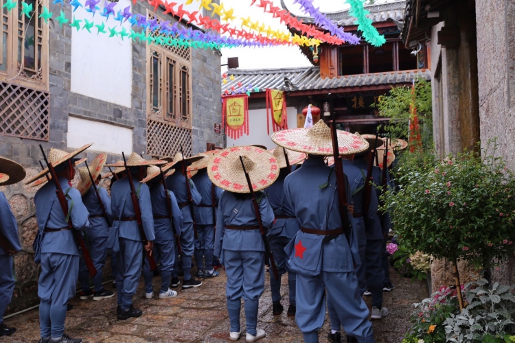 穿一次红军服，唱一首红军歌，丽江古城保护管理局党工委组织党员重走红军长征路 (10).jpg