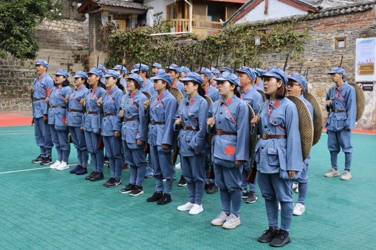 穿一次红军服，唱一首红军歌，丽江古城保护管理局党工委组织党员重走红军长征路 (5).jpg