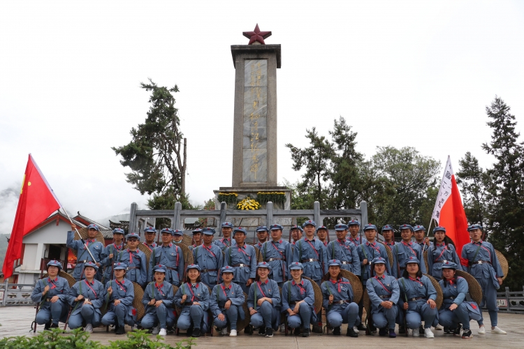 穿一次红军服，唱一首红军歌，丽江古城保护管理局党工委组织党员重走红军长征路 (1).jpg
