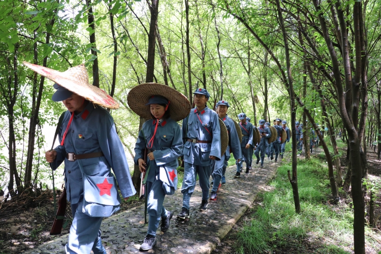 穿一次红军服，唱一首红军歌，丽江古城保护管理局党工委组织党员重走红军长征路 (2).jpg